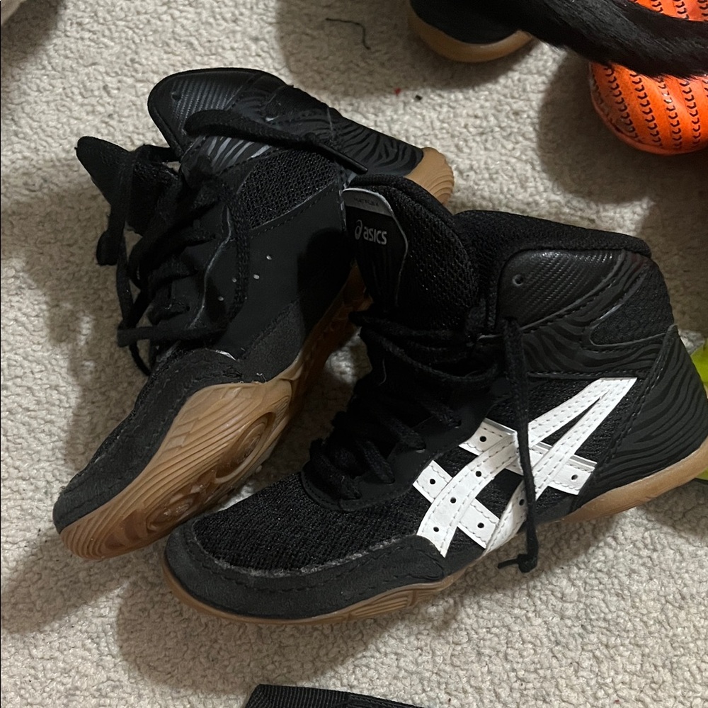 Asics Black and White wrestling Shoes boys 13